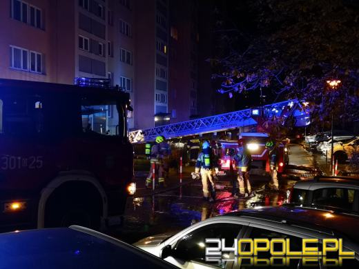 Pożar mieszkania na Chabrach. Trwa akcja strażaków