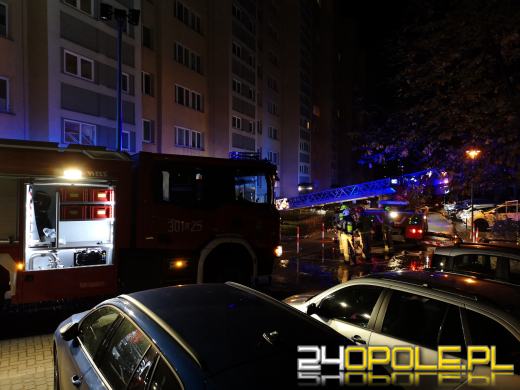 Pożar mieszkania na Chabrach. Trwa akcja strażaków