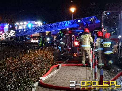 Pożar mieszkania na Chabrach. Trwa akcja strażaków