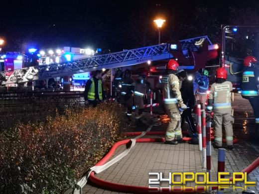 Pożar mieszkania na Chabrach. Trwa akcja strażaków