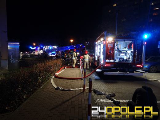 Pożar mieszkania na Chabrach. Trwa akcja strażaków