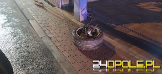 18-letni kierowca rozbił samochód na płocie