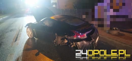 18-letni kierowca rozbił samochód na płocie