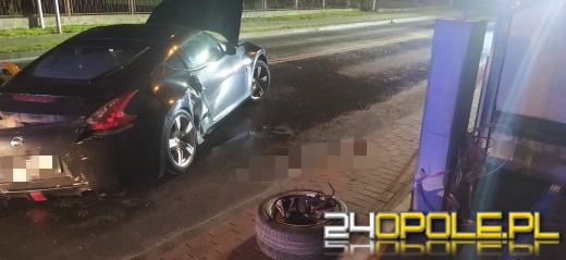18-letni kierowca rozbił samochód na płocie
