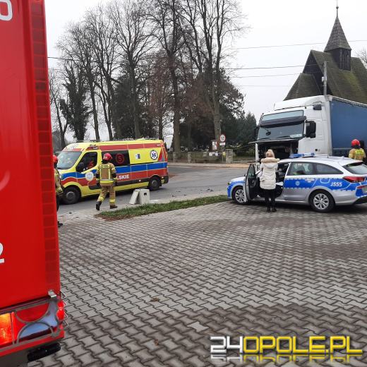 Samochód osobowy zderzył się z ciężarówką. Wypadek w Smarchowicach Śląskich
