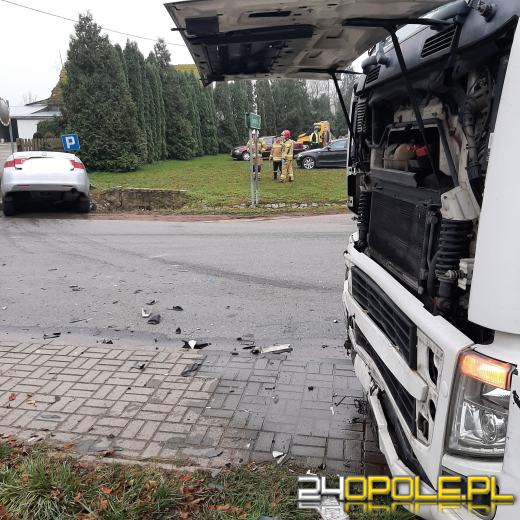 Samochód osobowy zderzył się z ciężarówką. Wypadek w Smarchowicach Śląskich