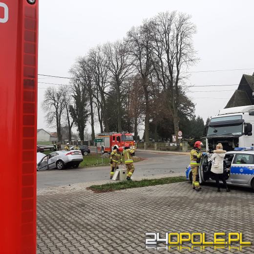 Samochód osobowy zderzył się z ciężarówką. Wypadek w Smarchowicach Śląskich