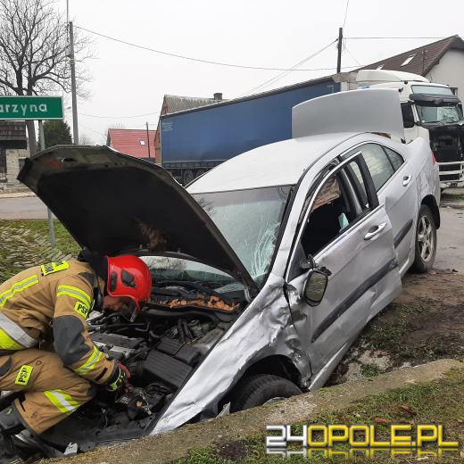 Samochód osobowy zderzył się z ciężarówką. Wypadek w Smarchowicach Śląskich
