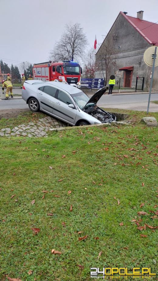 Samochód osobowy zderzył się z ciężarówką. Wypadek w Smarchowicach Śląskich