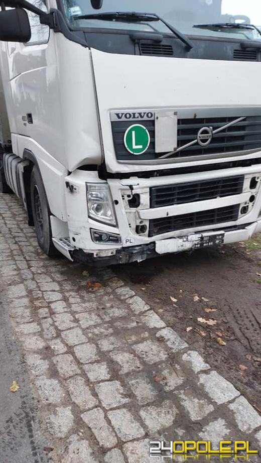 Samochód osobowy zderzył się z ciężarówką. Wypadek w Smarchowicach Śląskich