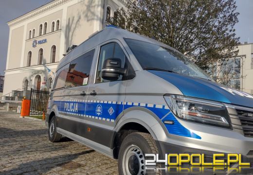 Ambulans pogotowia ruchu drogowego trafił do brzeskich policjantów