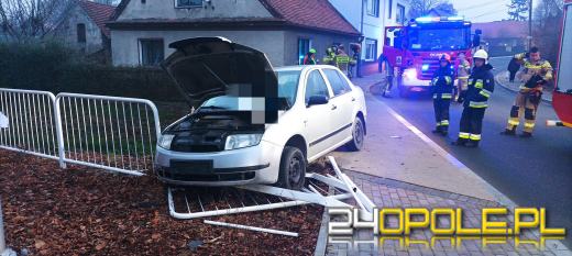 Niebezpieczne zdarzenie w Leśnicy. Samochód potrącił pieszego i zawisł...na moście