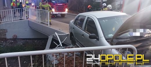 Niebezpieczne zdarzenie w Leśnicy. Samochód potrącił pieszego i zawisł...na moście