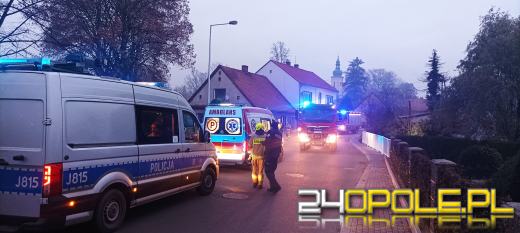 Niebezpieczne zdarzenie w Leśnicy. Samochód potrącił pieszego i zawisł...na moście