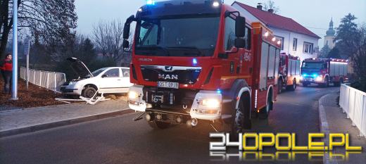 Niebezpieczne zdarzenie w Leśnicy. Samochód potrącił pieszego i zawisł...na moście