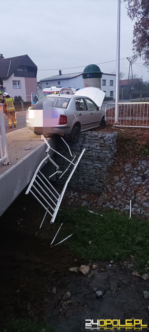 Niebezpieczne zdarzenie w Leśnicy. Samochód potrącił pieszego i zawisł...na moście