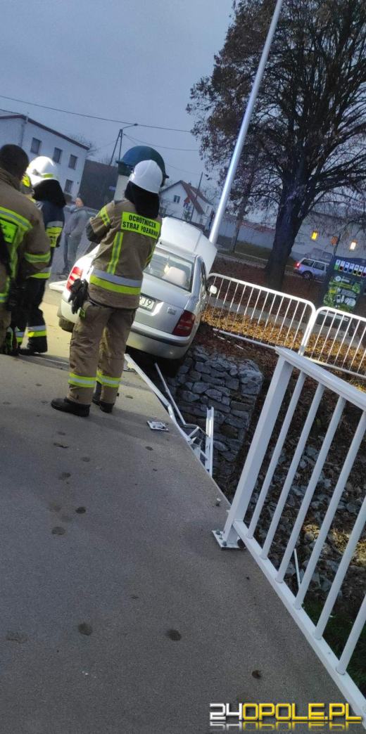 Niebezpieczne zdarzenie w Leśnicy. Samochód potrącił pieszego i zawisł...na moście