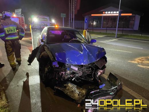 Kierujący audi wjechał w bariery ochronne w Złotnikach