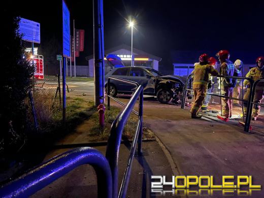 Kierujący audi wjechał w bariery ochronne w Złotnikach