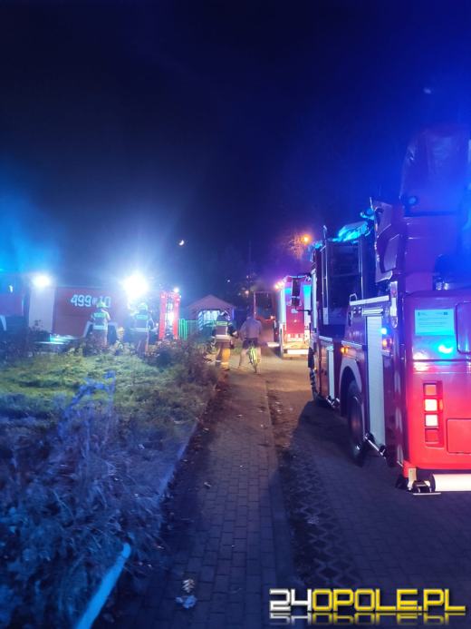 Pożar śmieci w piwnicy. Jedna osoba trafiła do szpitala 