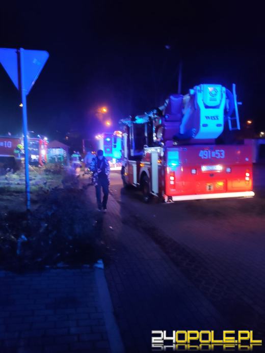 Pożar śmieci w piwnicy. Jedna osoba trafiła do szpitala 