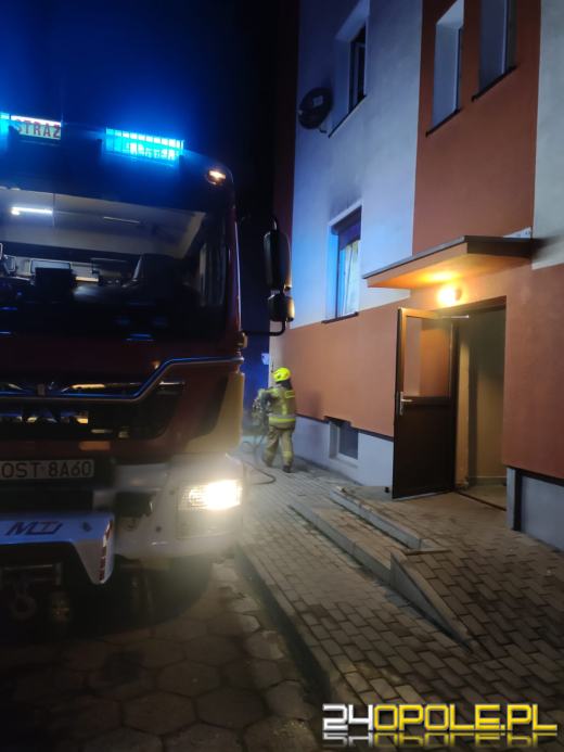 Pożar śmieci w piwnicy. Jedna osoba trafiła do szpitala 
