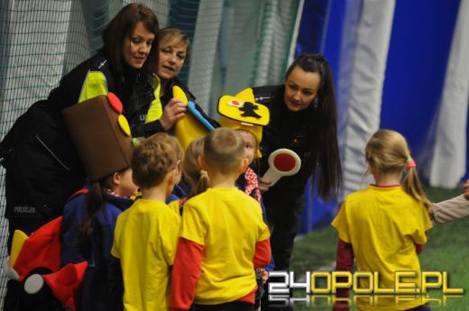 Przedszkolaki uczyły się zasad obowiązujących na drodze