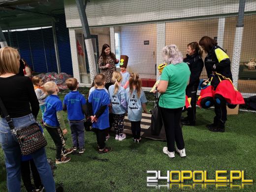 Przedszkolaki uczyły się zasad obowiązujących na drodze