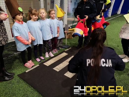 Przedszkolaki uczyły się zasad obowiązujących na drodze