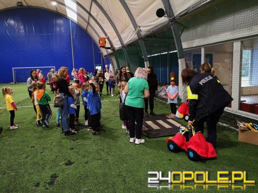 Przedszkolaki uczyły się zasad obowiązujących na drodze