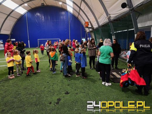 Przedszkolaki uczyły się zasad obowiązujących na drodze