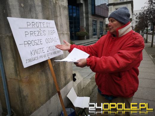 Nysanin protestuje pod opolskim NBP. Stracił 210 tysięcy złotych po restrukturyzacji banku