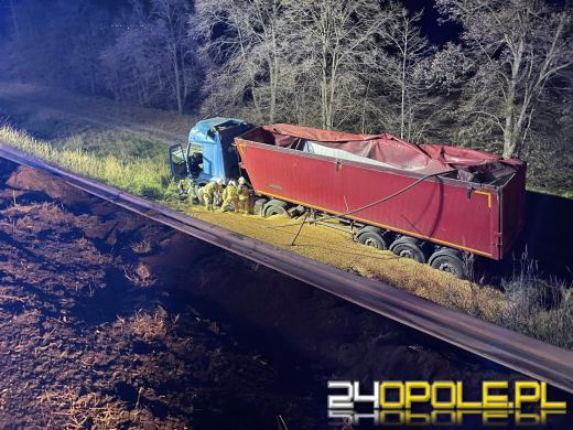 Ciężarówka przewożąca zboże stoczyła się ze skarpy w gminie Dąbrowa