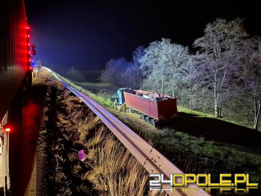 Ciężarówka przewożąca zboże stoczyła się ze skarpy w gminie Dąbrowa