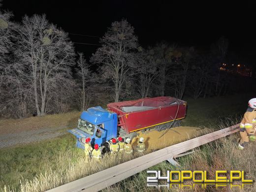 Ciężarówka przewożąca zboże stoczyła się ze skarpy w gminie Dąbrowa