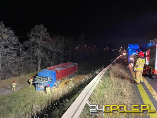 Ciężarówka przewożąca zboże stoczyła się ze skarpy w gminie Dąbrowa