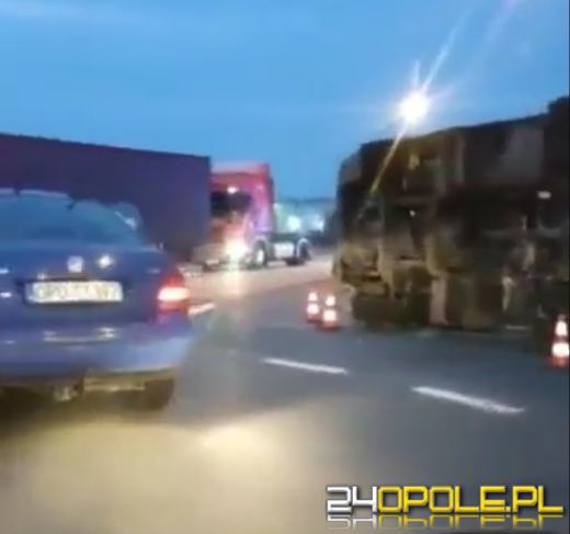 Samochód ciężarowy przewrócił się na rondzie koło Makro