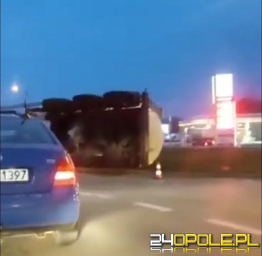 Samochód ciężarowy przewrócił się na rondzie koło Makro