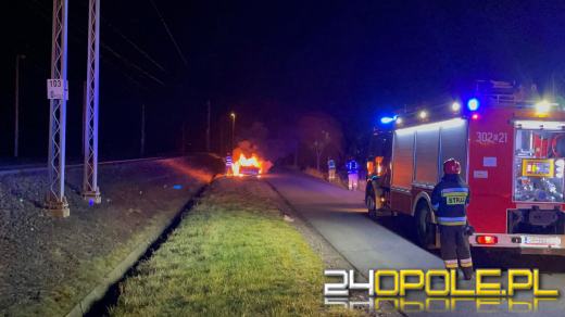 Pożar samochodu na trasie w kierunku Chróściny