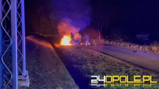 Pożar samochodu na trasie w kierunku Chróściny