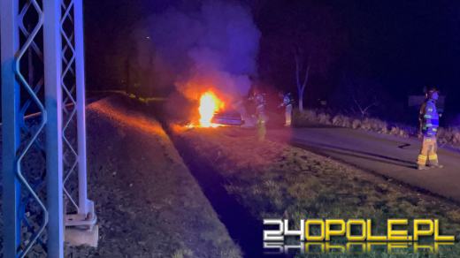 Pożar samochodu na trasie w kierunku Chróściny