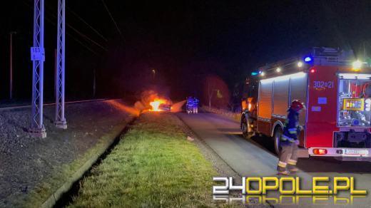 Pożar samochodu na trasie w kierunku Chróściny