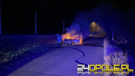 Pożar samochodu na trasie w kierunku Chróściny