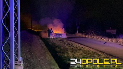 Pożar samochodu na trasie w kierunku Chróściny