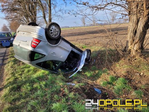 Dachowanie samochodu osobowego na DW 451