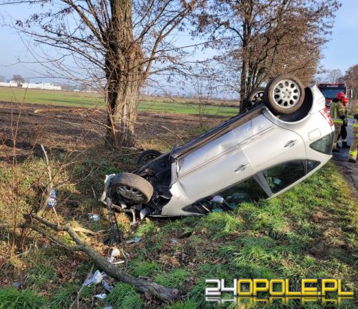 Dachowanie samochodu osobowego na DW 451