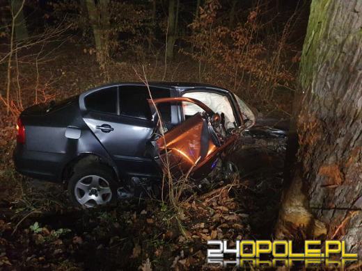 Wypadek między Krzywiczynami a Komorznem. Kierowca skody uderzył w drzewo