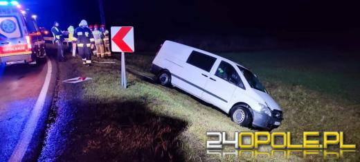 Kierująca busem wjechała do rowu. Złe warunki pogodowe ma drogach Opolszczyzny 