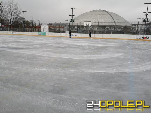 Można już ślizgać się na lodowisku "pod chmurką" w Opolu