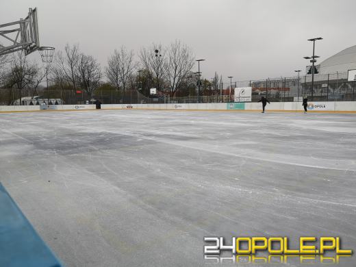 Można już ślizgać się na lodowisku "pod chmurką" w Opolu